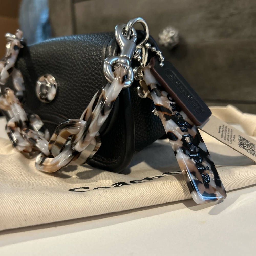 Coach Coachtopia Mini Wavy Dinky Bag with Crossbody Strap in Black Leather.
NWT - Picture 9 of 13